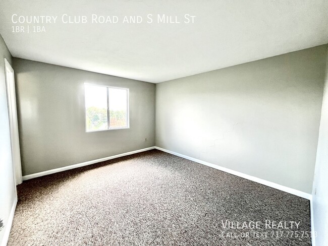 Building Photo - 813 Country Club Rd