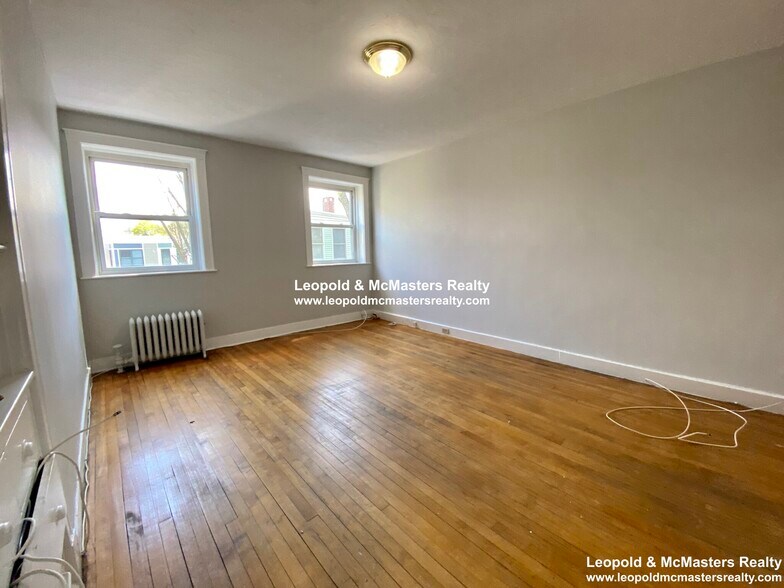 Building Photo - 142 Davis Ave