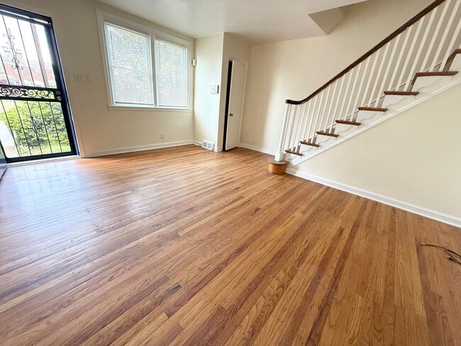 Building Photo - Gorgeous 3-Bed Townhome in Lawncrest! Available NOW!