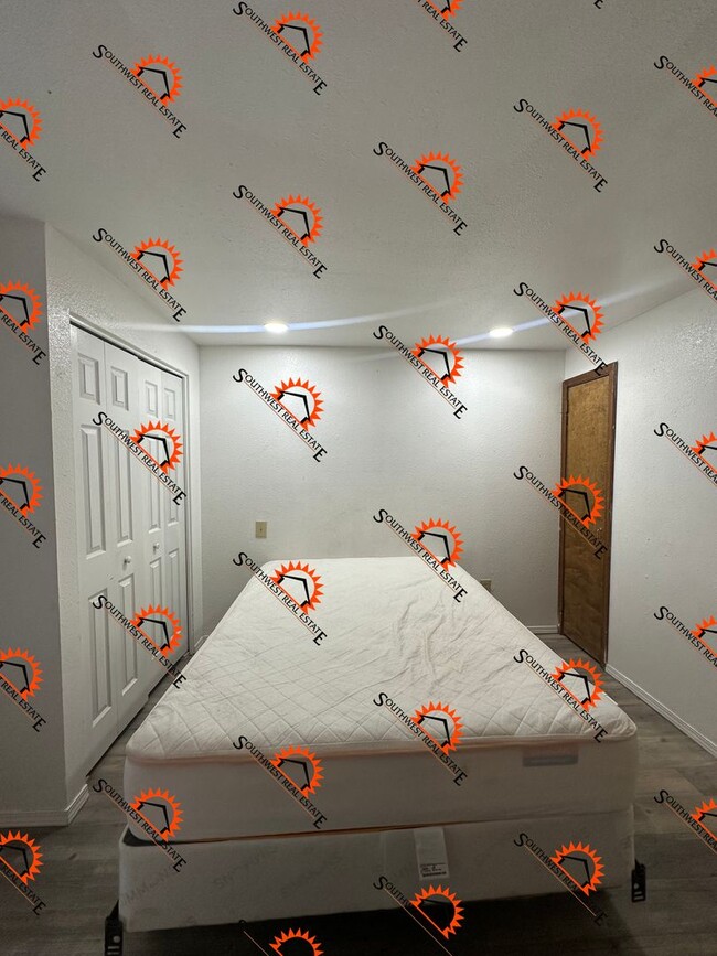 Building Photo - Month to month lease Furnished studio apartment. All bills paid!