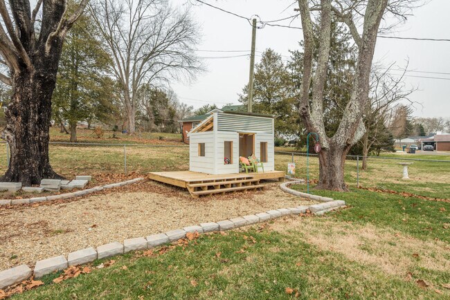 Building Photo - Knoxville 37918 - 2 Bedroom, 1 Bath, Ranch in Fountain City - Call or text Ryan Fogarty (865) 333...