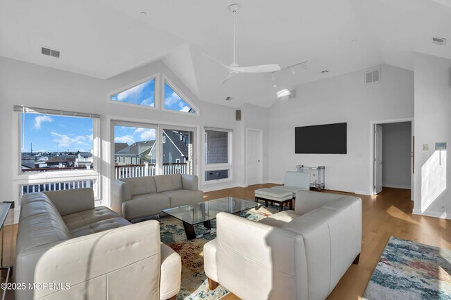 Building Photo - 913 N Ocean Ave