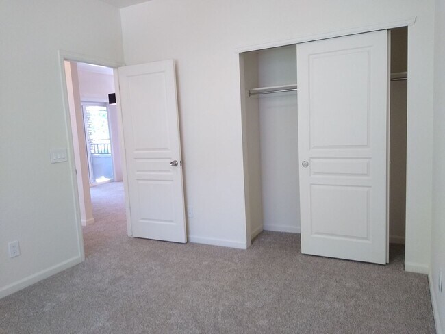 Building Photo - Beautiful and Spacious 3 Bedroom 2 Bath To...