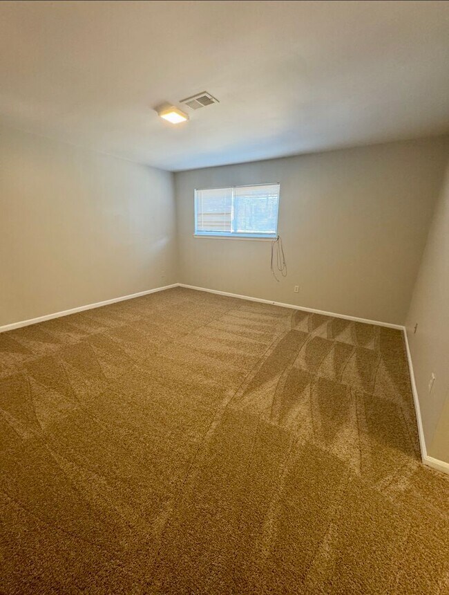 Building Photo - Freshly renovated 3 bedroom condo in Decatur