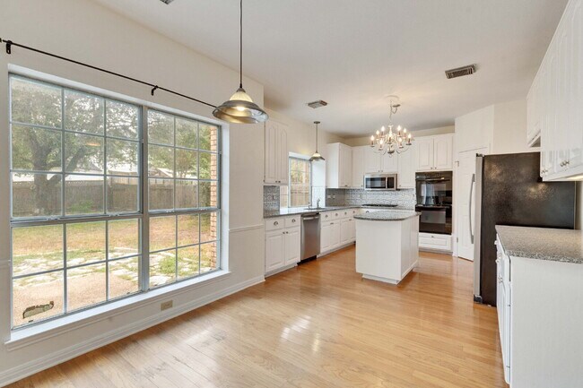 Building Photo - Charming Home in the Coveted River Place C...