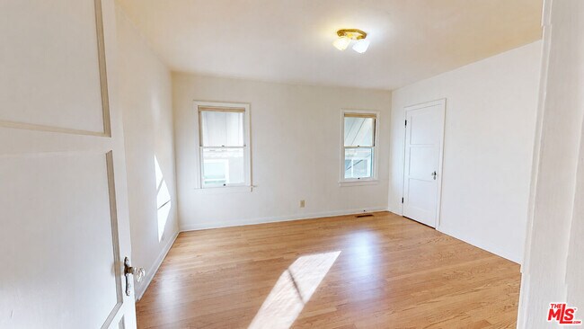 Building Photo - 842 E Walnut Ave