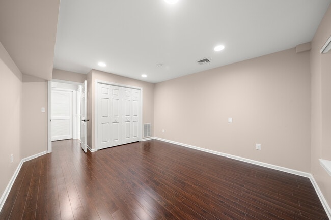 Building Photo - 81 Lakeview Dr