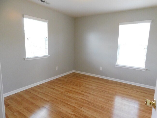 Building Photo - great 3 bed 2.5 bath master down