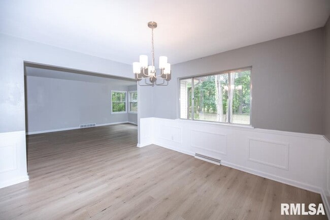 Building Photo - 9019 N Locust Ln