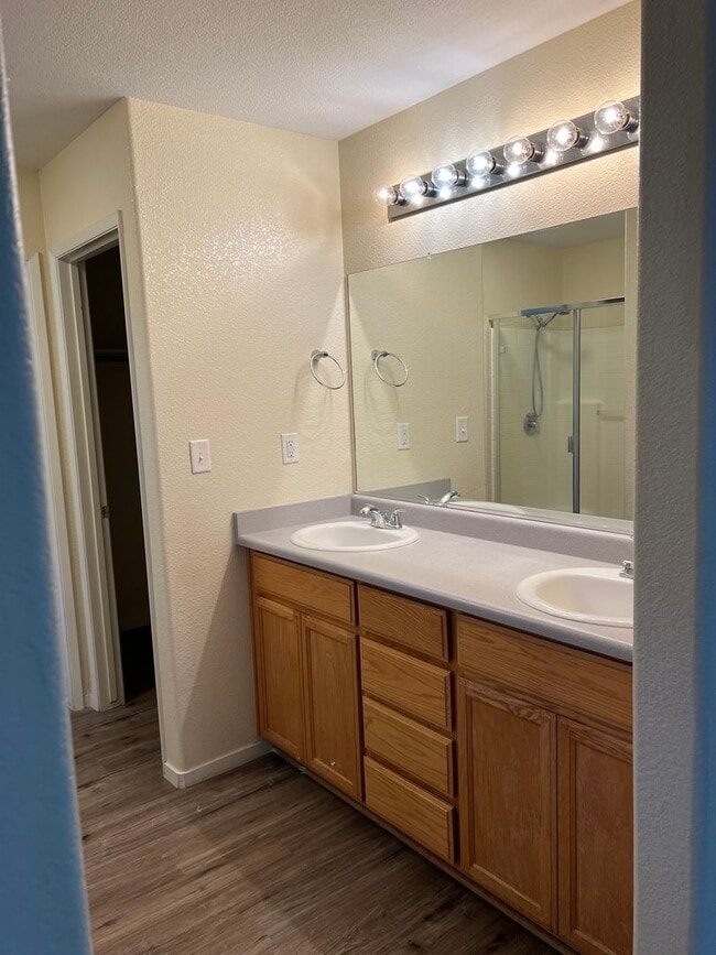 Building Photo - Available Now! Charming 3-Bedroom, 2-Bath ...