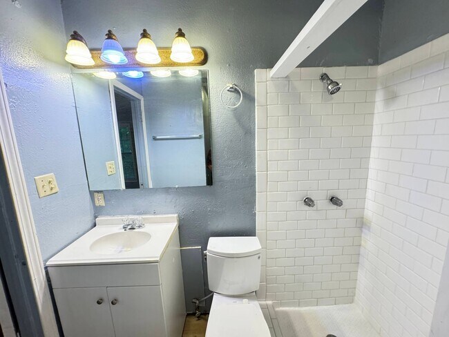 Building Photo - 1602-1604 N Park St