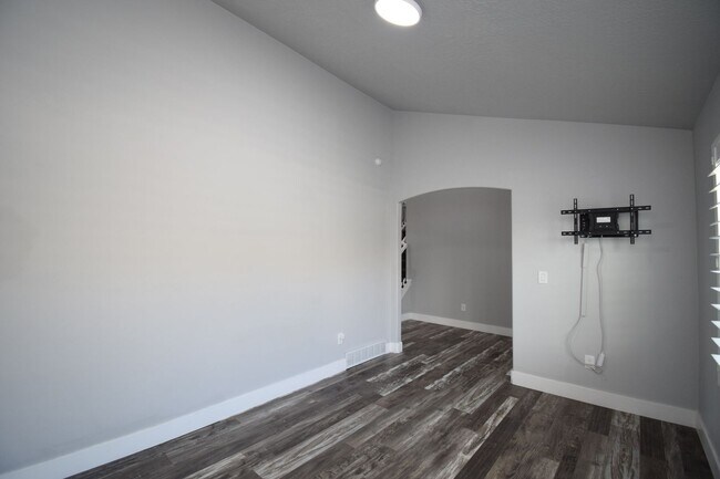 Building Photo - Spacious and Bright 5 Bed 3.5 Bath in Riverton!!