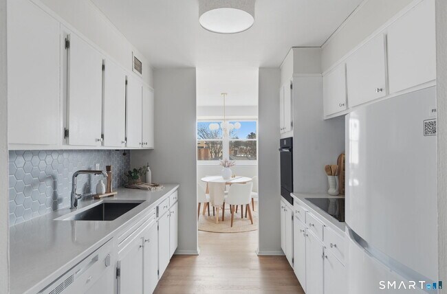 Building Photo - 887 Farmington Ave