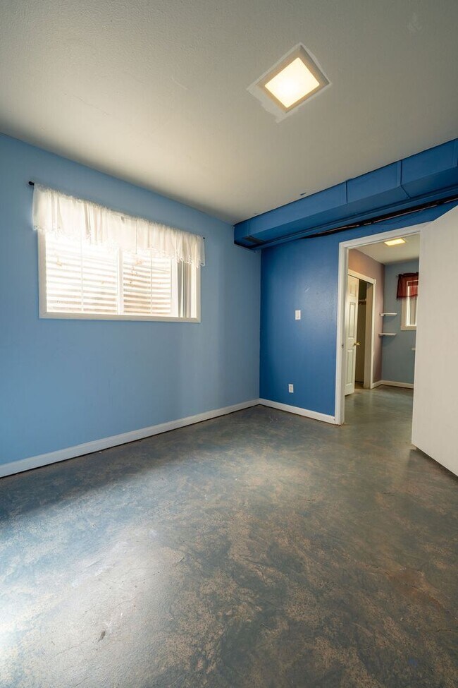 Building Photo - ***MOVE IN SPECIAL*** $500 OFF 1st MONTH'S...
