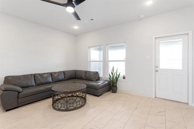 Building Photo - 2533 Allegretto Sea Dr