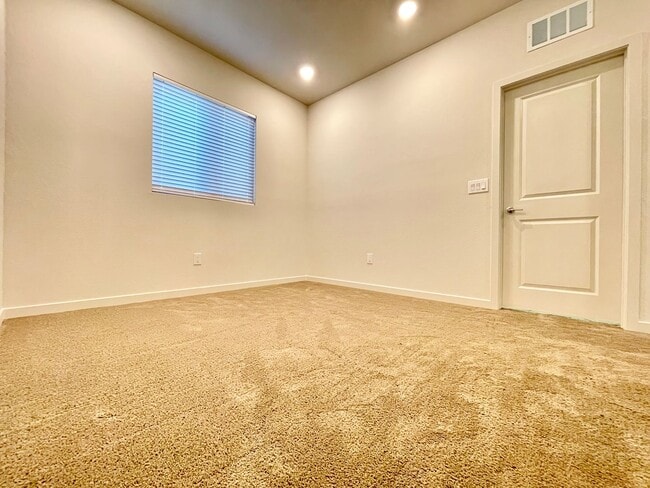 Building Photo - MOUNTAIN VIEWS, Gently lived in 4 bedroom 2.5 Bathrooms with Loft, home is a Must See!