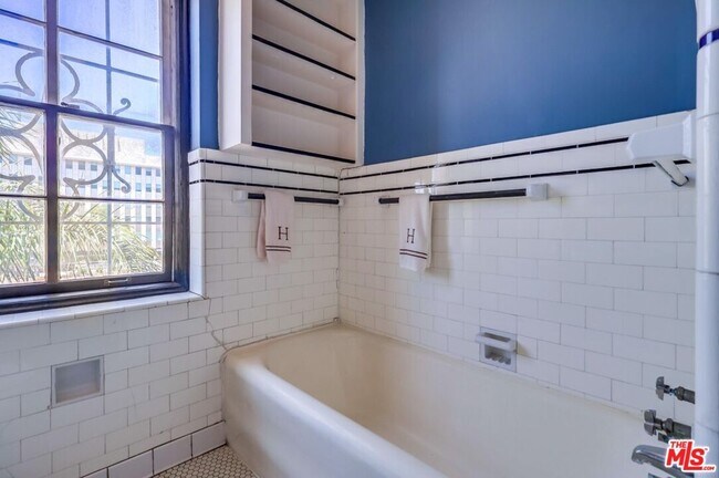 Building Photo - 642 S Bronson Ave