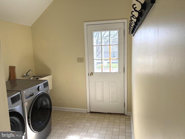 Building Photo - 723 Godshall Rd