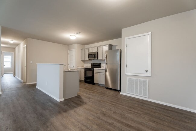Building Photo - 3-bedroom 2 bath Duplex in Lincoln!! Newly Fenced Yard!