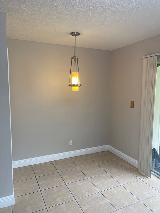 Building Photo - 2/1.5 Townhome Wth Fireplace! Across From Torasco Park! Perfect For Family!