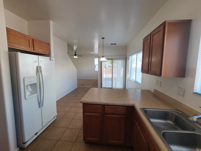 Building Photo - Beautiful 4-bedroom 3-bathroom - GREAT LOC...
