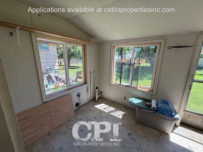 Building Photo - Move In Special - $99 First Months Rent. -  806 1/2 Ayers Street, Kelso, WA 98626