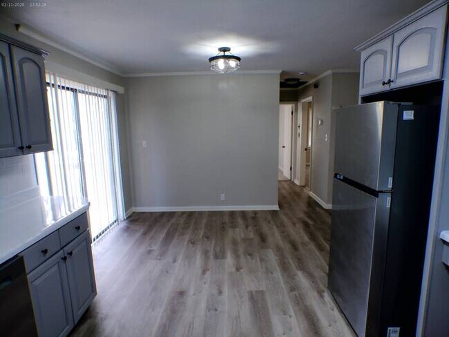 Building Photo - Beautiful 2 bedrooms and 2 baths with vanity located on S Hawthorne Ave in Independence, convenie...