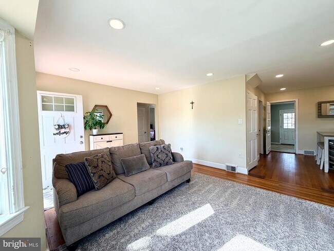 Building Photo - 2916 Meadow Ln