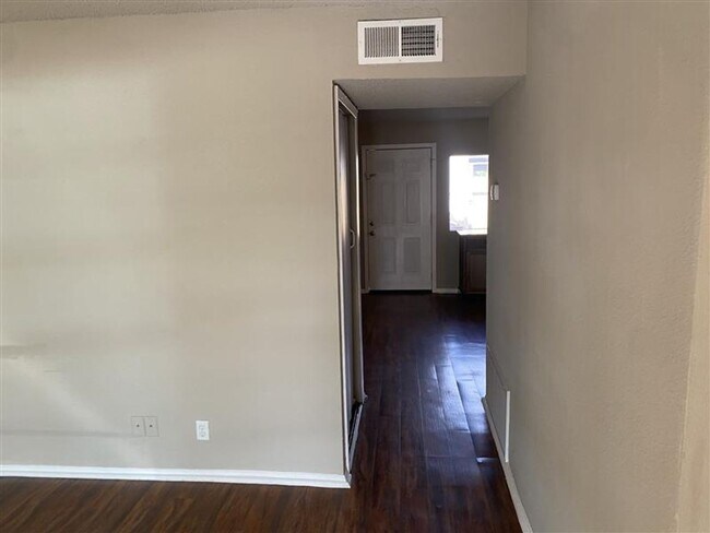 Building Photo - 1208 Churing Dr