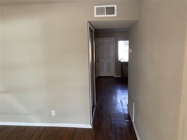 Building Photo - Very Large 2/2.5 Townhome with covered par...