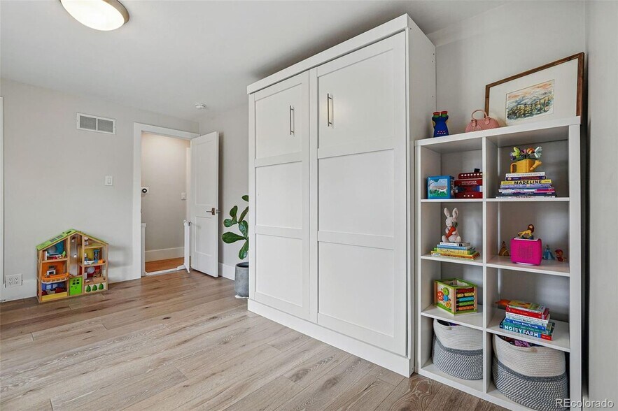 Bedroom/Office/Playroom - 796 Ivanhoe St