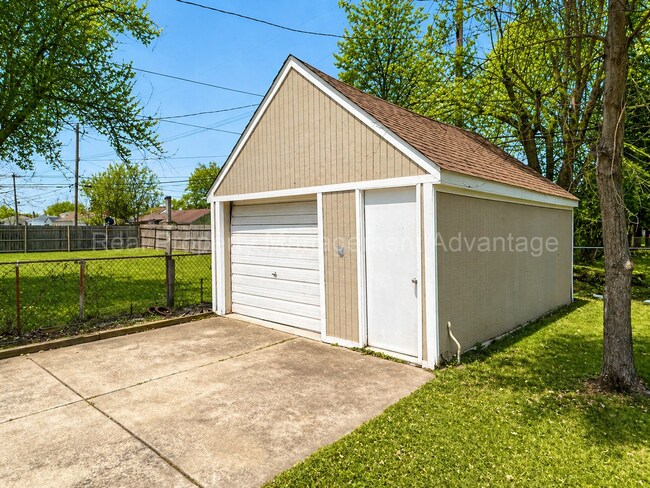 Building Photo - Cute Three-Bedroom with Large Deck!