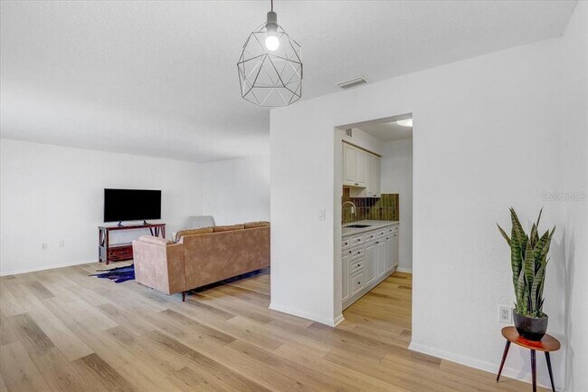 Building Photo - 350 79th Ave N