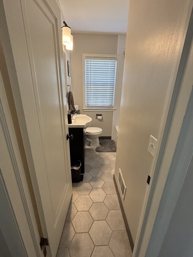 Building Photo - 3132 Edgewood Ave S