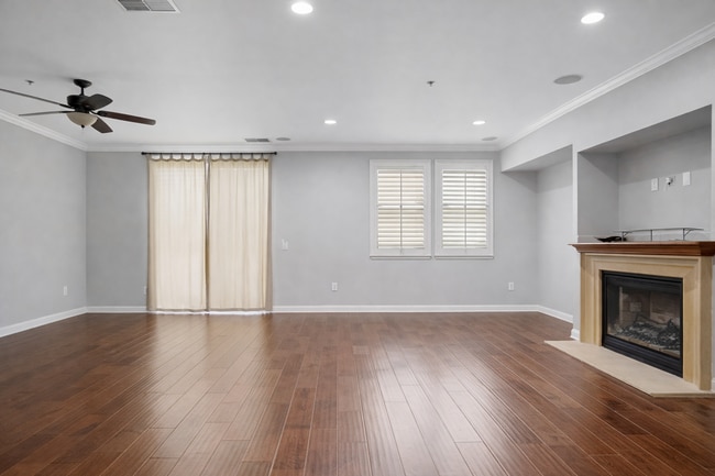 Building Photo - Wonderful 2 Story 3 bedroom Condo walking distance to Victoria Gardens Mall.