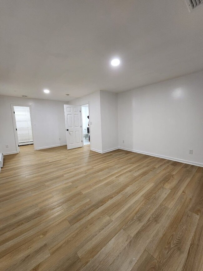 Building Photo - 132 Wepawaug Dr