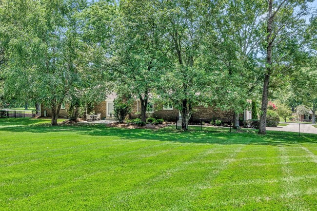 Building Photo - One level living in the heart of Brentwood