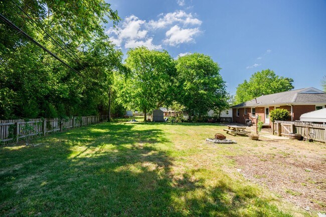 Building Photo - Beautiful 2 Bedroom Corner Lot Property Near Forest Hill Ave ***Available May 2026***