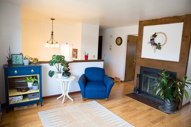 Upstairs living area - 1319 S Thompson Dr