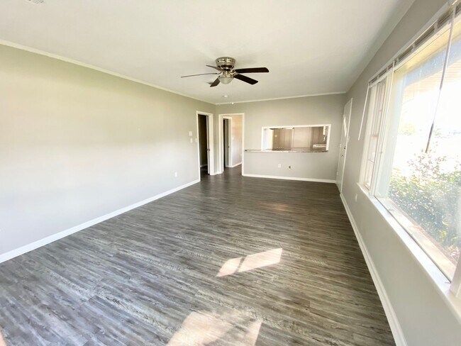 Building Photo - 1302 N Maple St