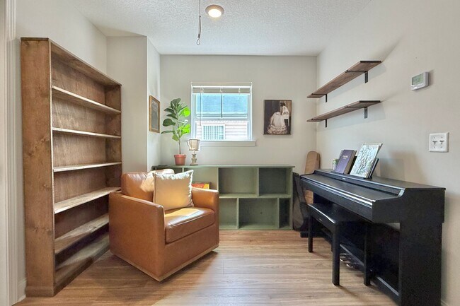 Building Photo - AVAILABLE EARLY MAY 2026! (Pet Friendly)