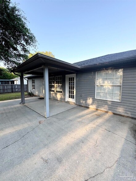 Building Photo - 5661 Fairview Dr