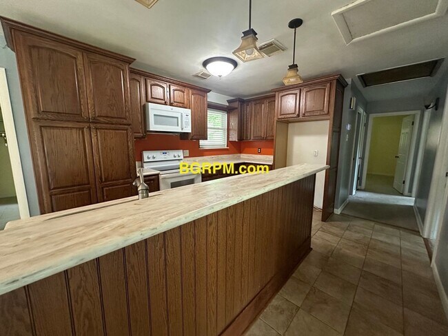 Building Photo - 3 Bd, 1.5 Ba, Home in Jacksonville