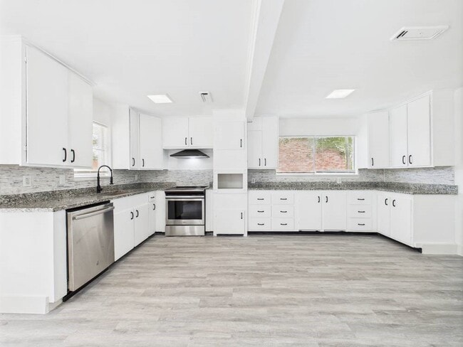 Building Photo - 5814 Fontenelle Dr