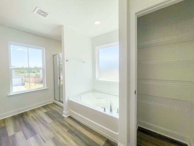 Building Photo - 549 Meloney Dr