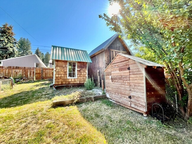 Building Photo - Charming Ronald Cabin Available through Ma...