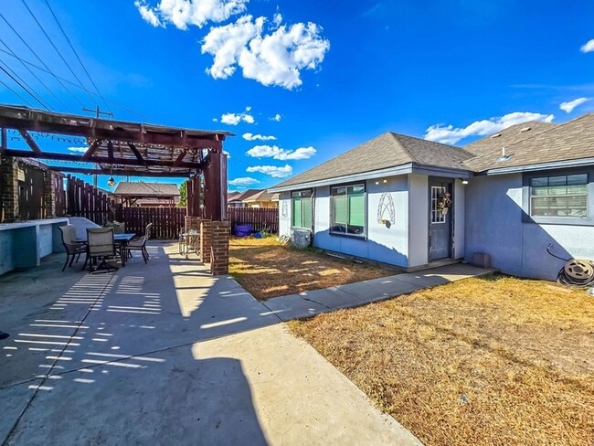 Building Photo - 2673 Crown View Drive