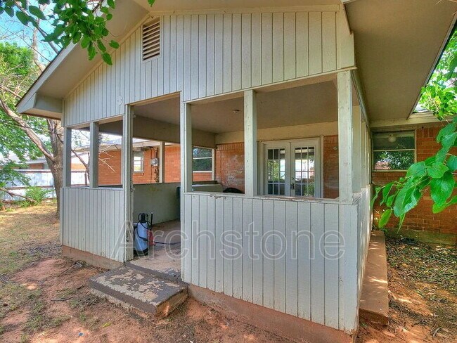 Building Photo - 3217 Overland Dr