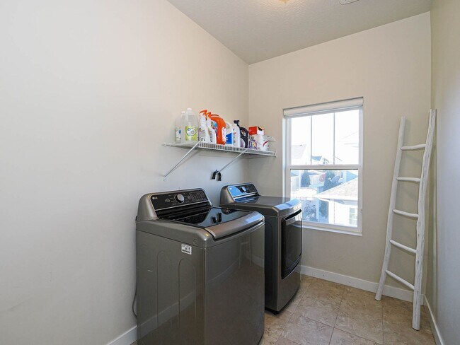 Building Photo - Beautiful House in Excellent Daybreak Location!