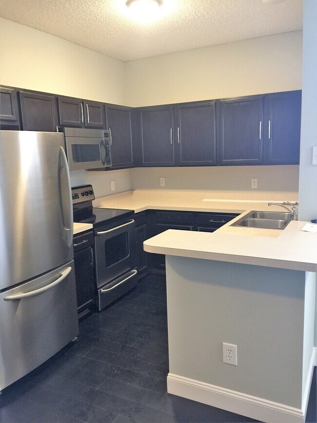Building Photo - Gorgeous Townhouse in the heart of Avalon ...